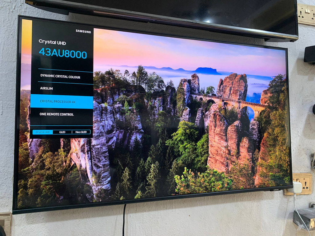 2021 SAMSUNG 43in CRYSTALUHD 4K RESOLUTION AU8000 TIZENOS SMART