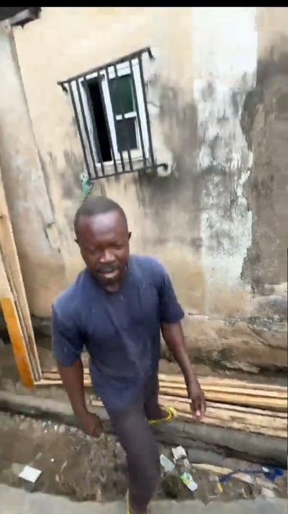 Carpenter Writes “Peter Obi” On Planks, Says “We Are Following Obi” (Photos)