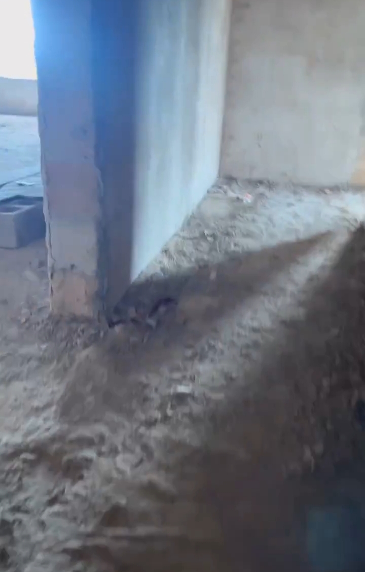 Man Tests Newly Built Concrete Floor — It Crumbles Under His Hands(photos/video)