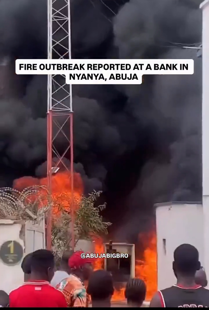 Fire Engulfs Bank In Nyanya, Abuja As Residents Watch In Shock (video)