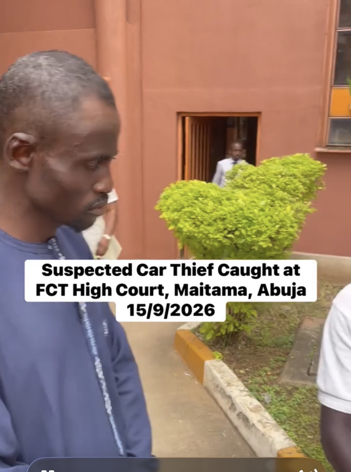 Man Caught Trying To Steal A Jeep At The FCT High Court In Maitama, Abuja.