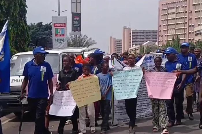 ‘35 years of service, ₦30,000 pension’ — Retired police officers take protest to National Assembly with their wives and children