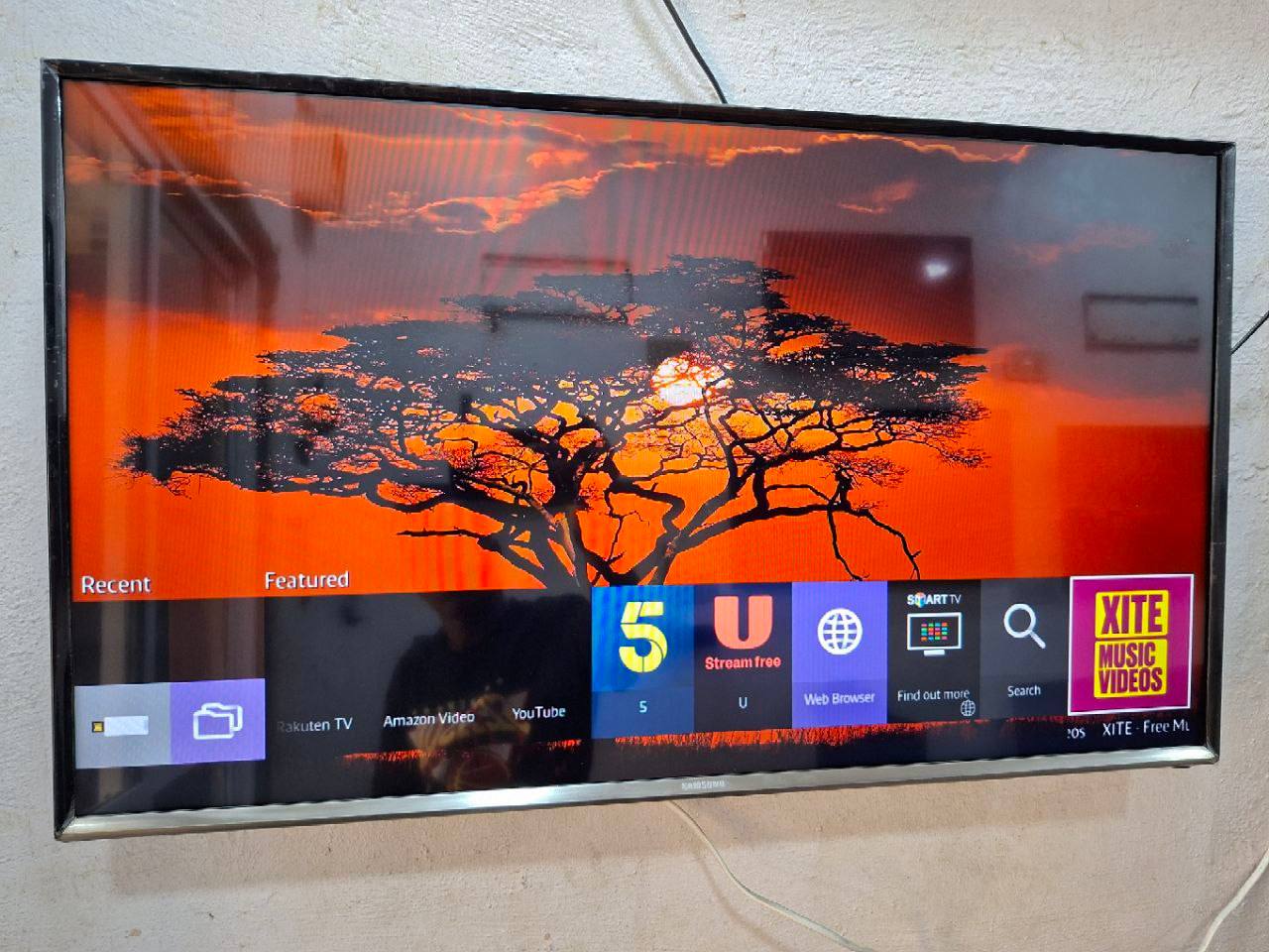 Samsung 32in FullHD (Smart Apps, ScreenShare, Bluetooth)