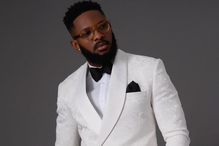 Beggar robs BBNaija star Cross in Lekki traffic, rips off car's windscreen moulding