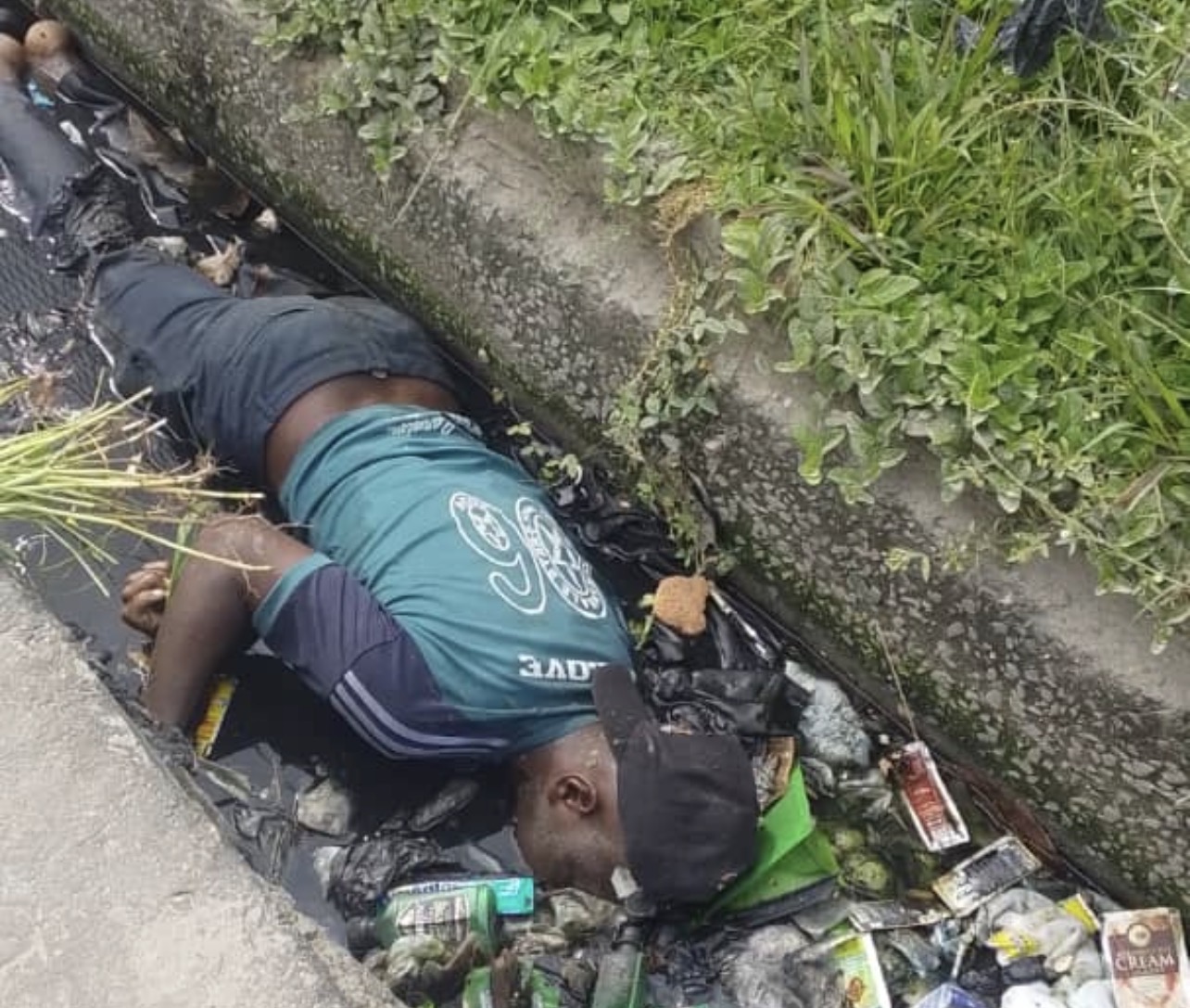 JUST IN: Unidentified Man Found Dead in Lekki Gutter
