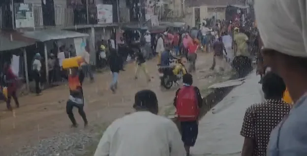 Osun Residents Loot Warehouse After Falling Victim To Cheap Food Scam(video)