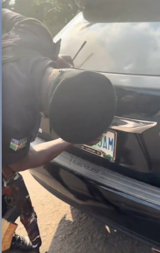 Police Officer Filmed Removing Lexus Number Plate, Is This Legal?