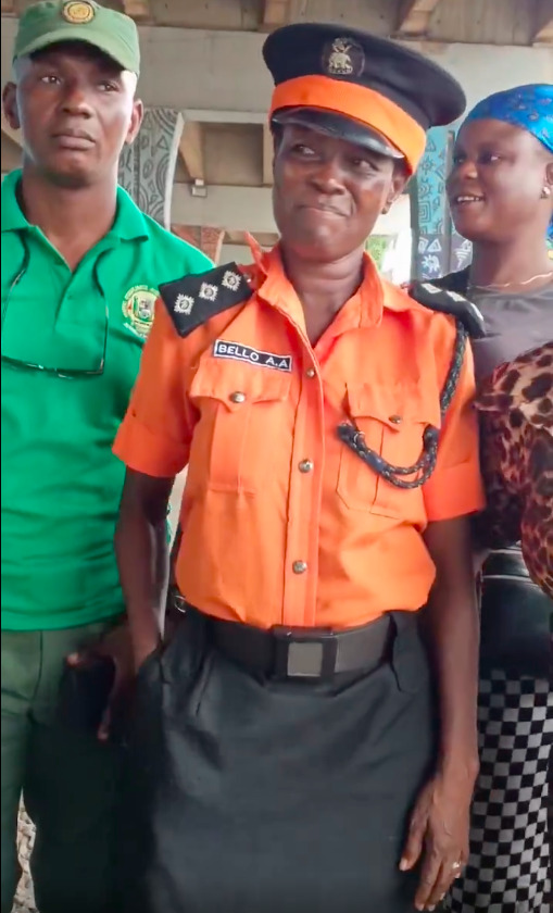 Abeokuta Residents Honor Traffic Warden Aunty Anifa's 35-year Retirement (VIDEO)