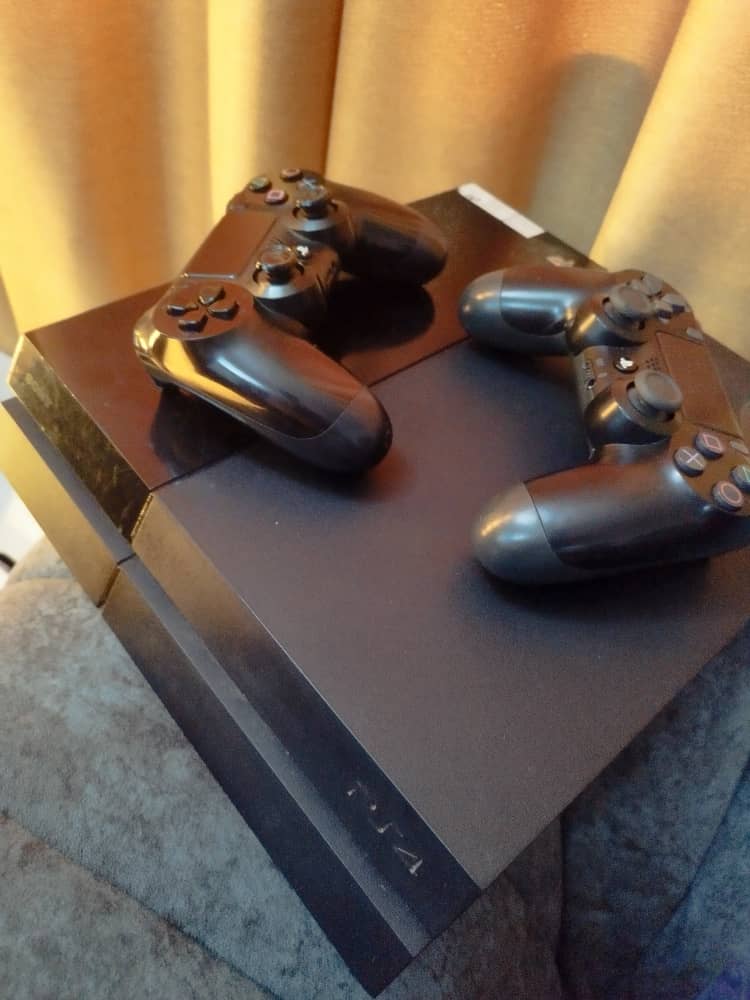 PS4 Console with 2 pads, 500GB and free games
