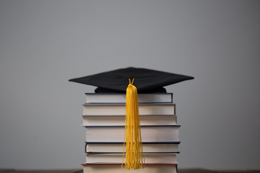 20091241_graduationcapontopofbooks_jpeg8eb90e1fad350d06fbf6b13f08ab3784